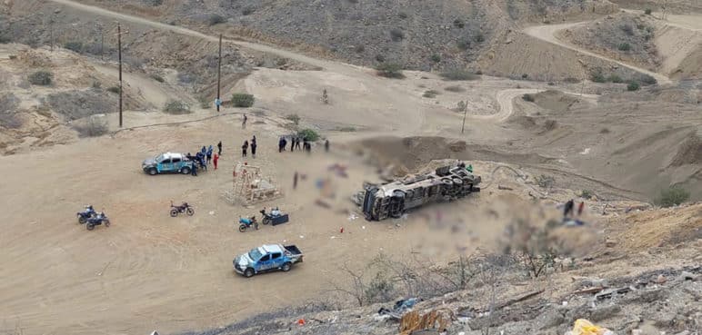 Tragedia en Perú: 26 muertos tras caída de bus a un abismo
