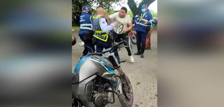 Tras brutal agresión a agentes de tránsito, capturan a dos motociclistas