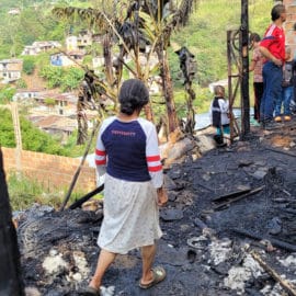 Tres familias de Siloé lo perdieron todo tras incendio que afectó sus casas