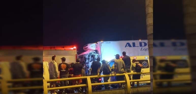 Un fuerte accidente de tránsito entre dos vehículos de carga en el nororiente de Cali