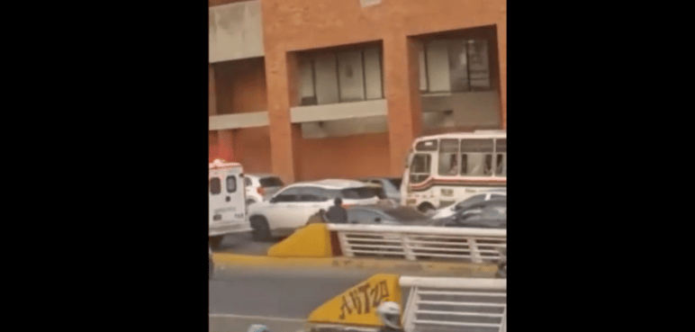 Video: A plena luz del día se robaron retrovisores de un carro en Cali