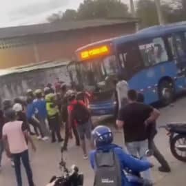 Video: Bus del MÍO terminó vandalizado por usuarios por detener a ladrón
