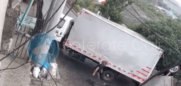Video: Camión pierde el control y choca contra casas en Altos de Menga