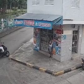 Video: Una mujer que iba con un menor se estrelló con otra moto