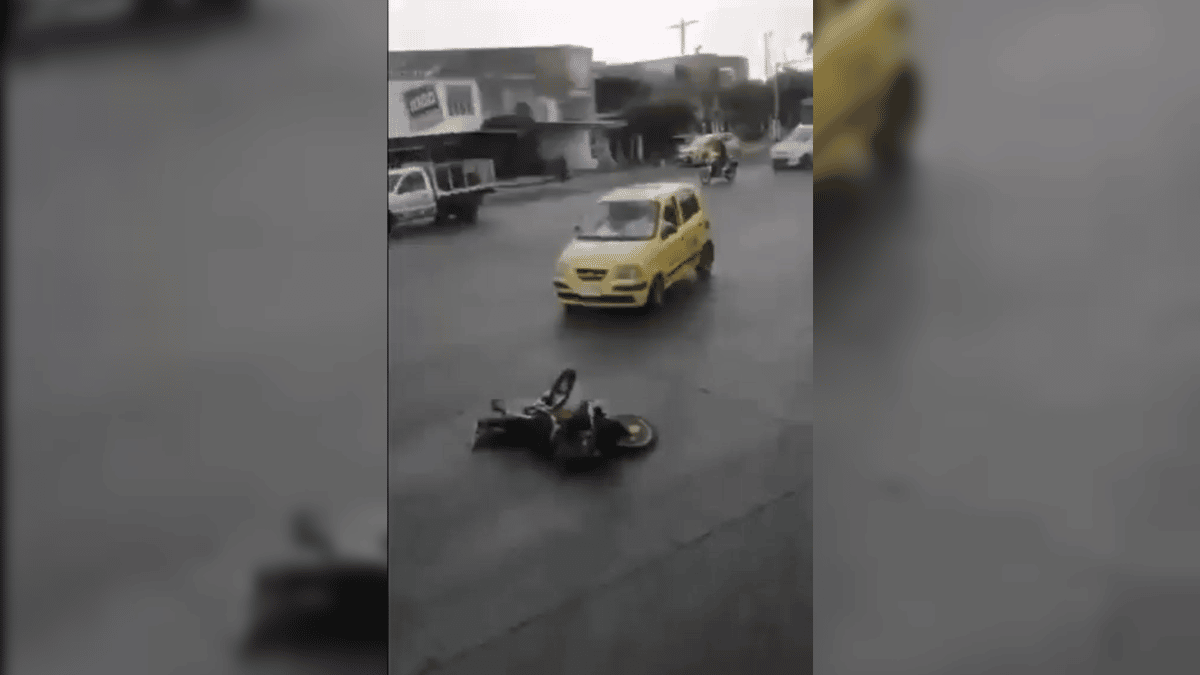 Ciclista fue arrollado por taxista luego de ir colgado de una volqueta