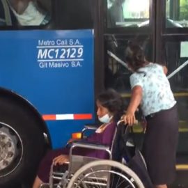 Conductor de un bus del MÍO le negó el acceso a una adulta mayor en silla de ruedas