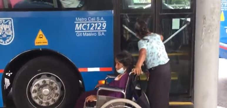 Conductor de un bus del MÍO le negó el acceso a una adulta mayor en silla de ruedas
