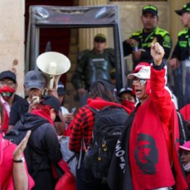 Docentes del Cauca acamparon afuera del Congreso como protesta