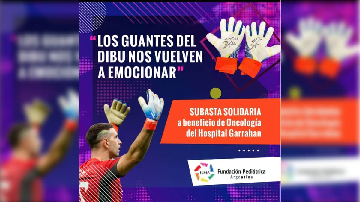 El 'Dibu' subastó los guantes con los que ganó el Mundial de Qatar 2022