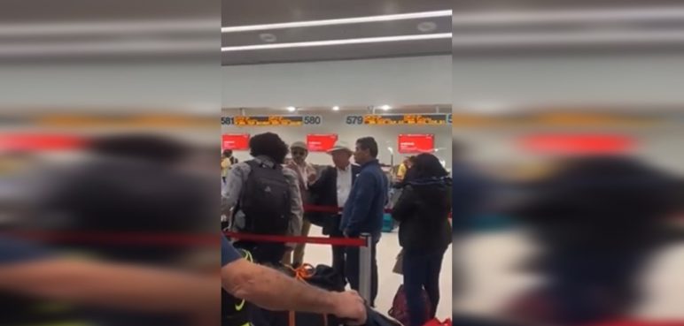 El expresidente Álvaro Uribe fue nuevamente increpado en un aeropuerto