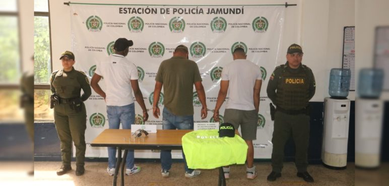 En Jamundí fueron capturados tres hombres que portaban prendas de uso privativo