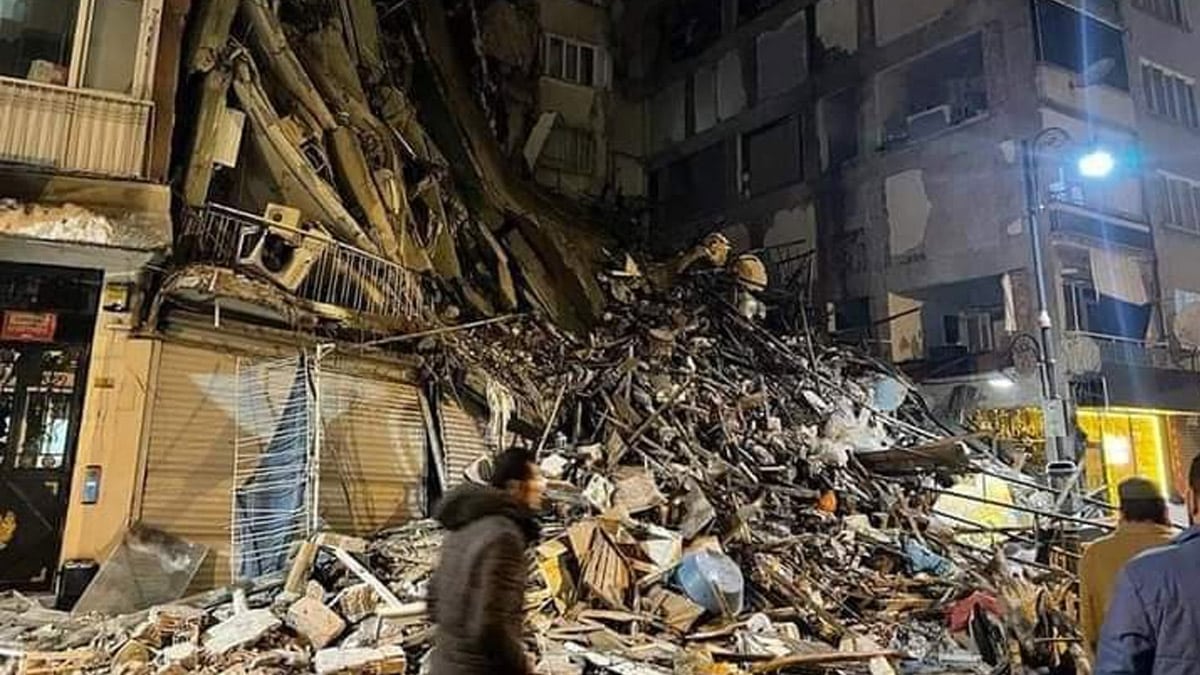 Video: Réplica sorprende a periodista en pleno reporte tras terremoto en Turquía