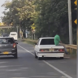 Video: Hombre viajó vía Cali - Jamundí sobre un carro porque "no había cupo"