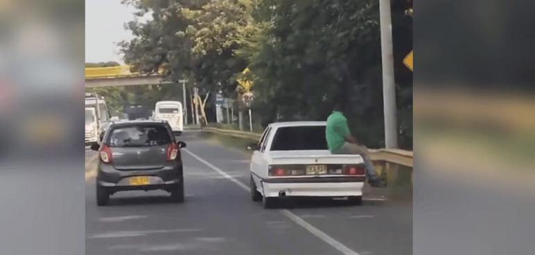Video: Hombre viajó vía Cali - Jamundí sobre un carro porque "no había cupo"