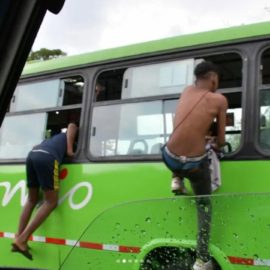 Un grupo de jóvenes intentó colarse por una ventana de un bus del MIO