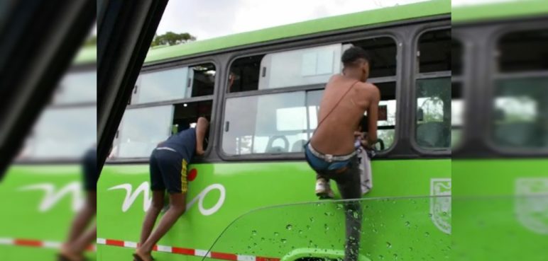 Un grupo de jóvenes intentó colarse por una ventana de un bus del MIO