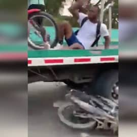 Concejales rechazaron video en el que personas bajan motos de una grúa