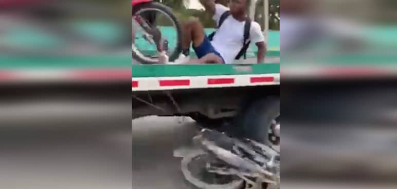 En video: Hombres bajaron de grúa en movimiento motos inmovilizadas en Pance