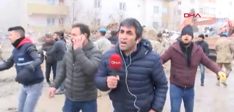 Video: Réplica sorprende a periodista en pleno reporte tras terremoto en Turquía