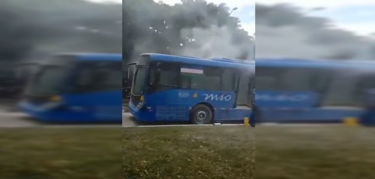 Video: Se registró un incendio en un bus del MIO en la calle 5