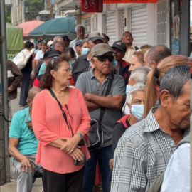 Adultos mayores de Cali madrugaron a reclamar subsidio 'Colombia Mayor'