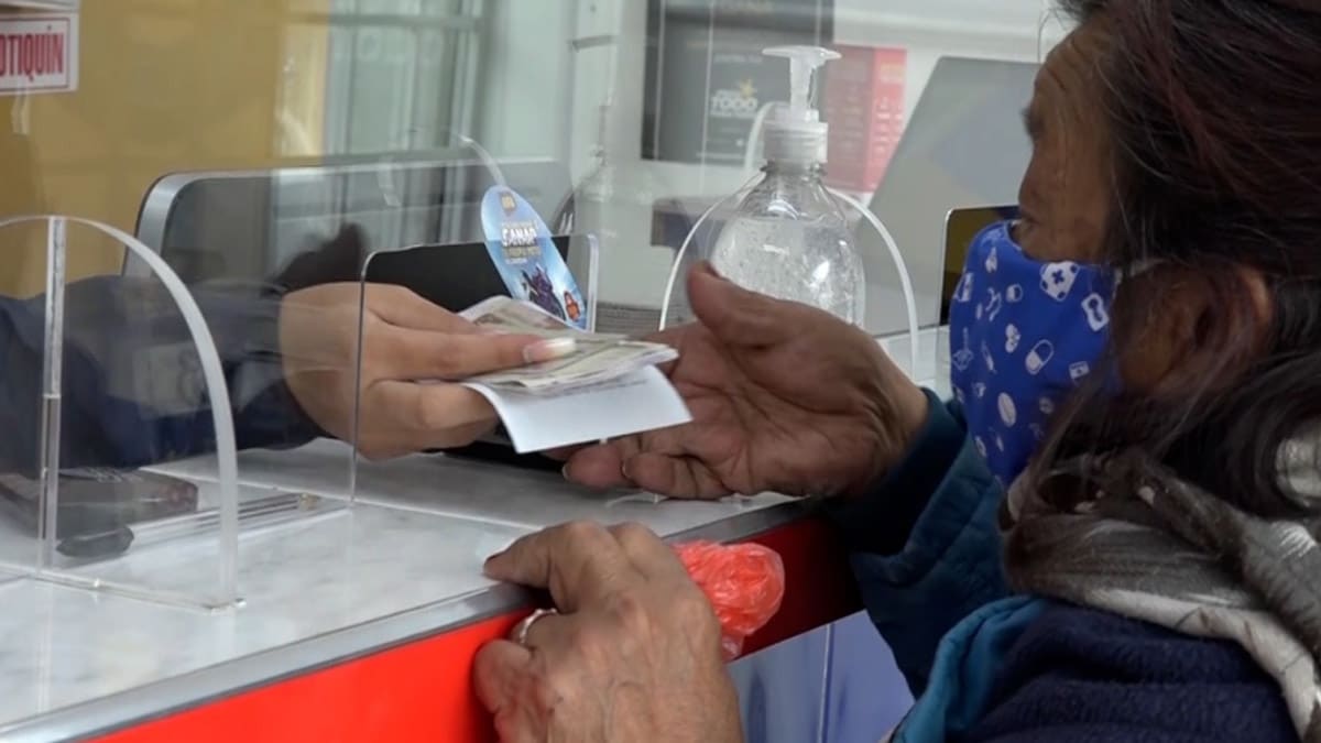 Video: Confusiones y largas filas de adultos mayores por pago de subsidio