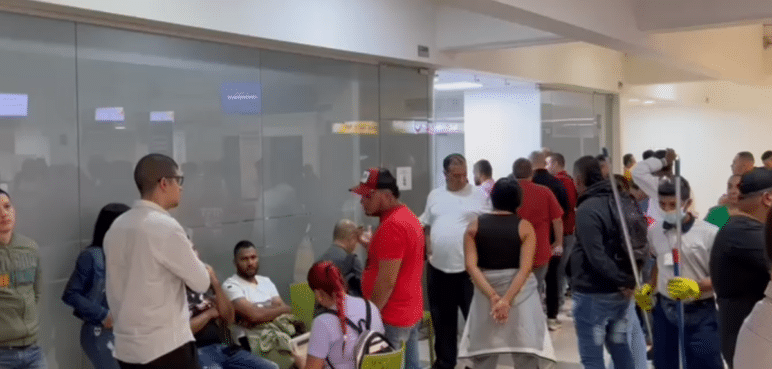Cientos de pasajeros de Ultra Air están estancados en el Bonilla Aragón