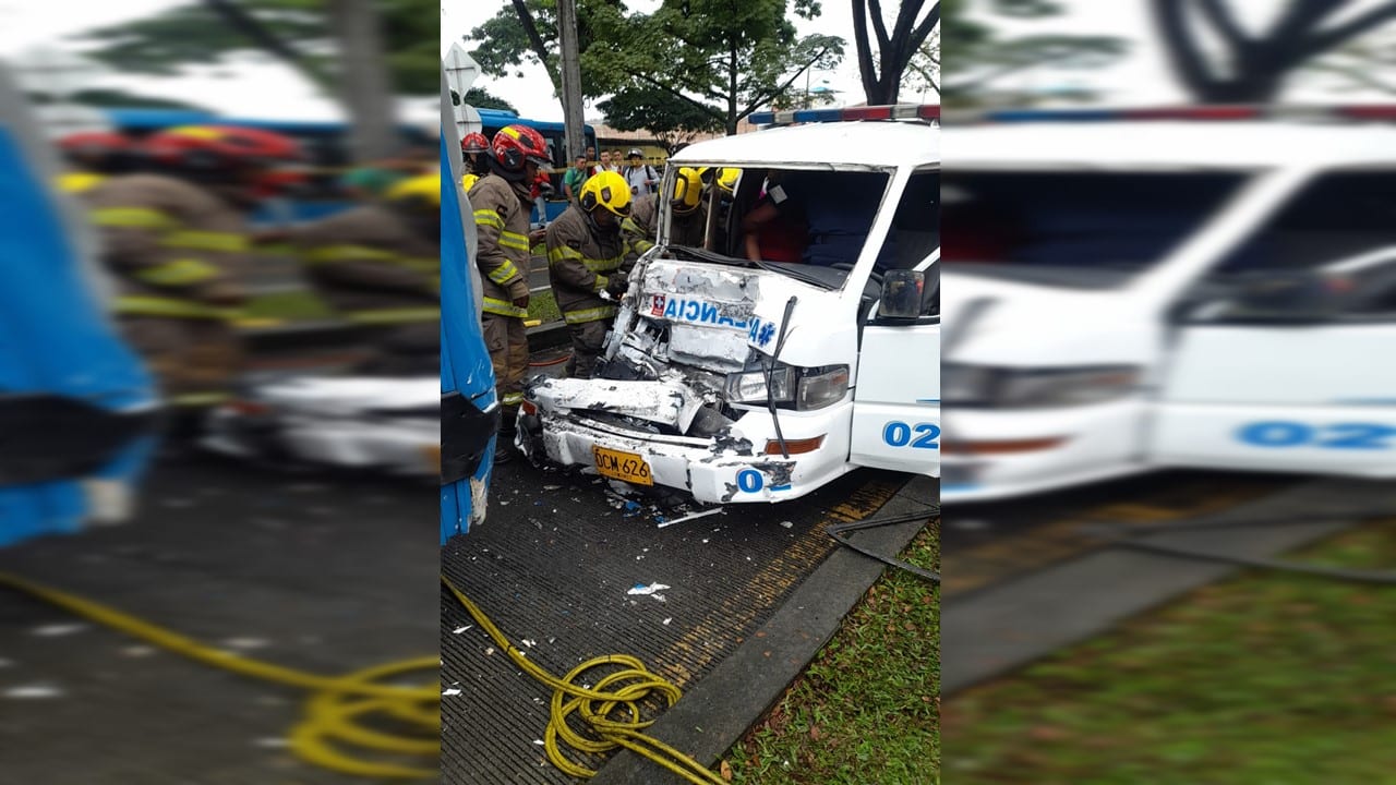 Dos heridos deja aparatoso accidente entre una ambulancia y un bus del MÍO