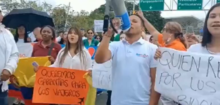 Empresarios turísticos protestan en el Aeropuerto por situación de Viva Air