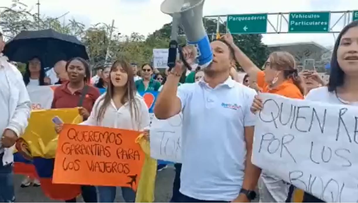Empresarios turísticos protestan en el Aeropuerto por situación de Viva Air