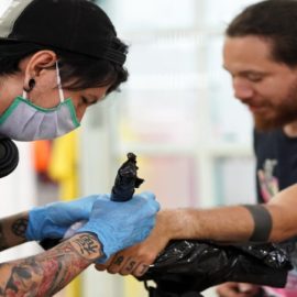 Tatuajes con labor social: "Hermanos de tinta" cambian tatuajes por ayuda