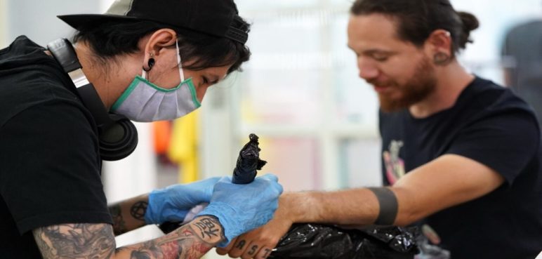 Tatuajes con labor social: "Hermanos de tinta" cambian tatuajes por ayuda