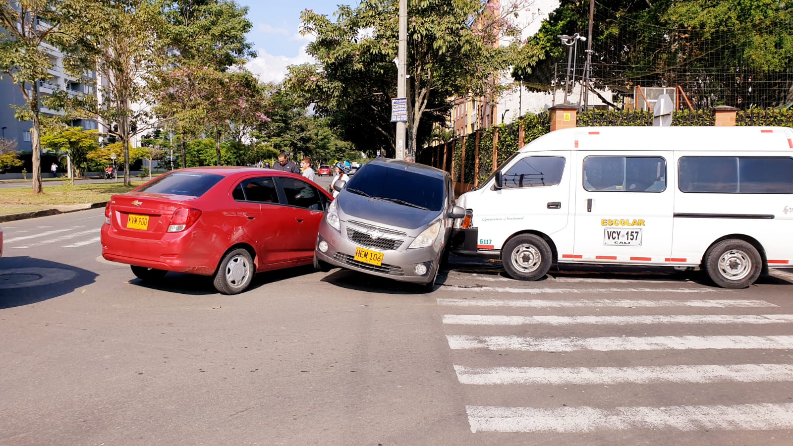 'Sánduche de carros' tras choque múltiple en el barrio Valle del Lili