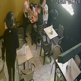 Video: Delincuentes armados ingresaron a un restaurante y robaron a los clientes