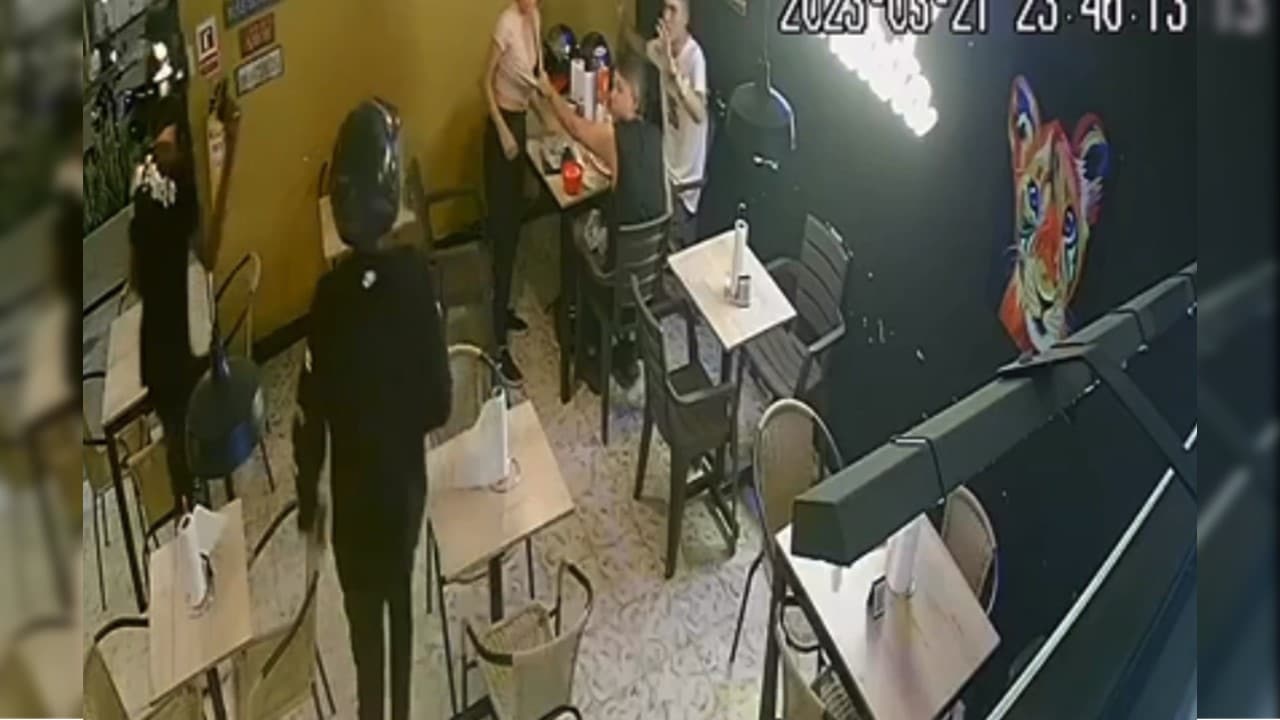 Video: Con puñal en mano mujer le roba el celular a otra en el barrio Las Orquídeas