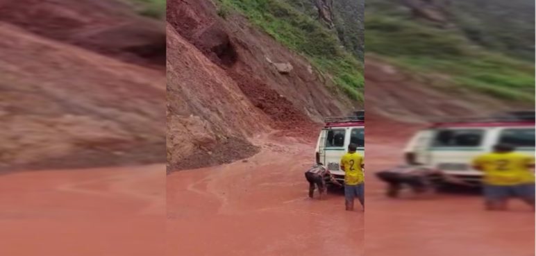 Video: Deslizamiento en el Huila se llevó por delante a dos motociclistas