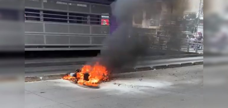 Video: Motociclista incendió su propia moto luego de que le pusieran una multa