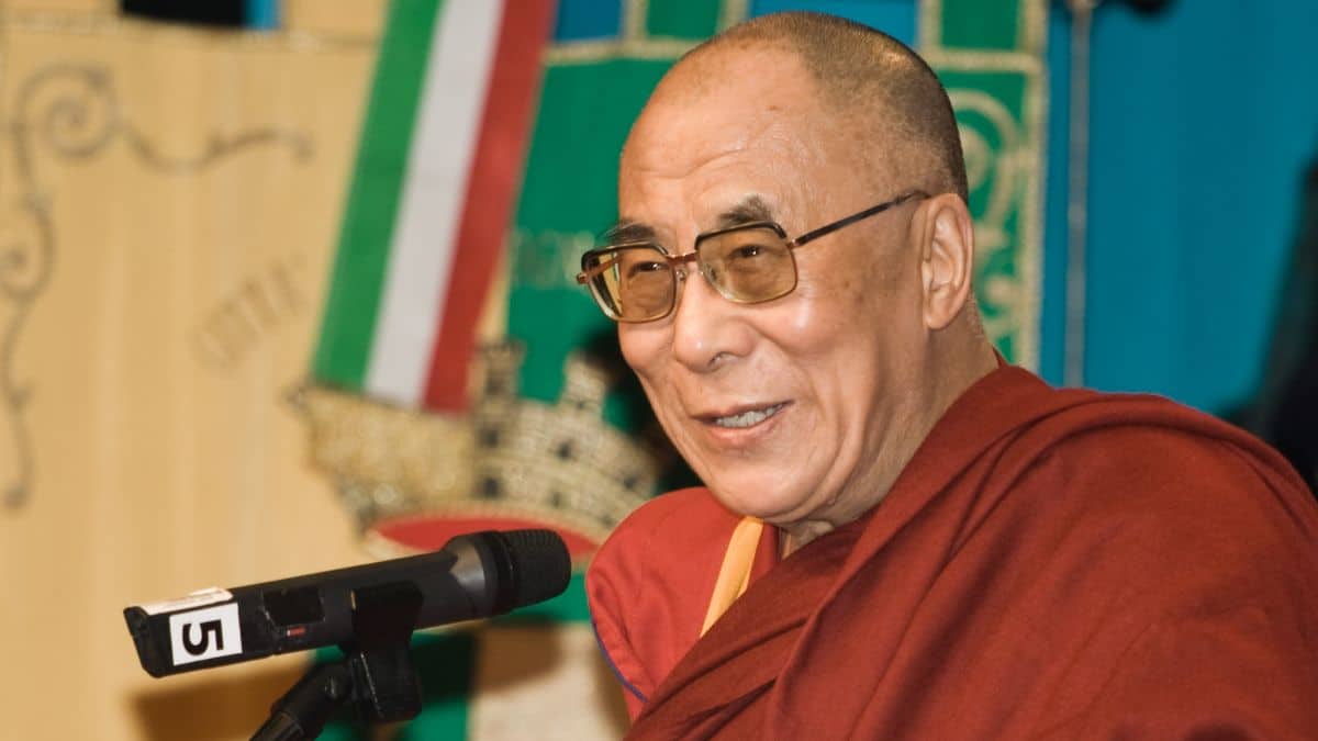 Dalái Lama se disculpa por video en el que besa a un niño en público