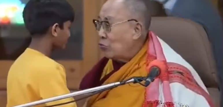 ¿Abuso o tradición?: Dalái Lama besa a niño en la boca durante ceremonia