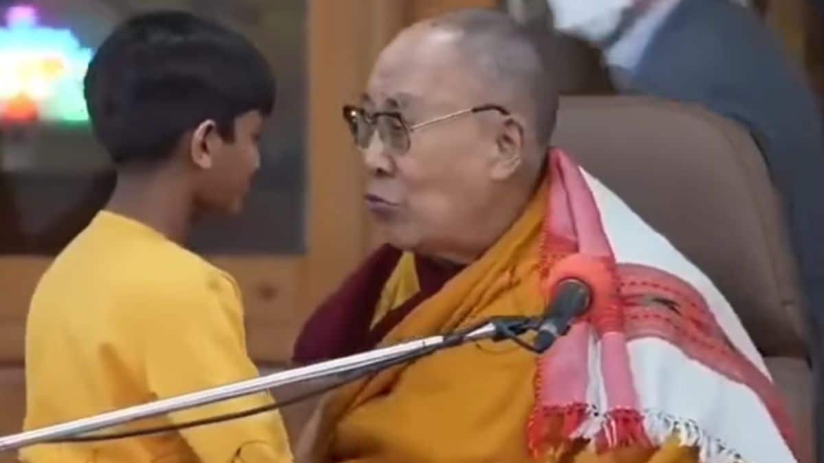 Dalái Lama se disculpa por video en el que besa a un niño en público