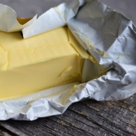 ¡Aliste el bolsillo! Una barra de 500 gramos de mantequilla podría costar .000