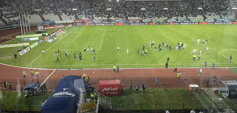 Barras: patadas a jugadores y destrozos dentro y fuera del estadio de Manizales