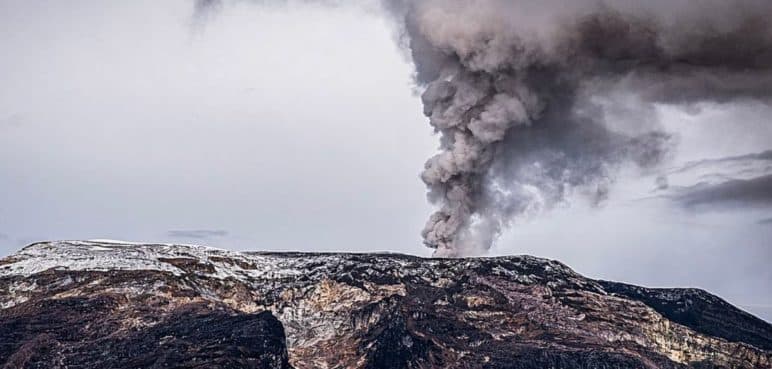 En video: Columna de ceniza del Volcán Nevado del Ruiz alcanza los 2 mil metros