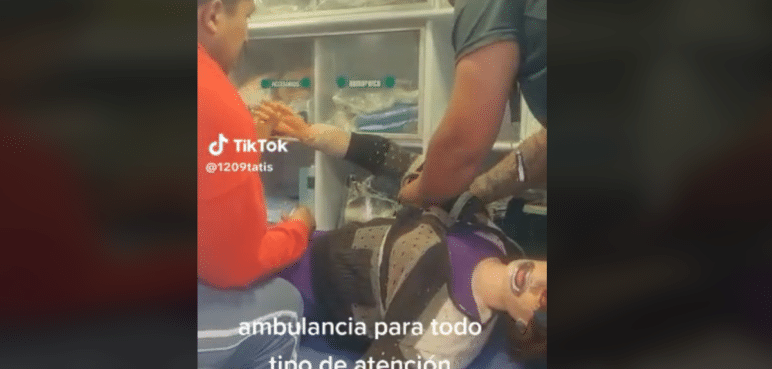 Indignación: atendieron a Natalia, la muñeca de trapo, en una ambulancia