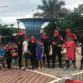 Indignación en Colombia tras foto de integrantes del ELN junto a niños