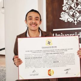 Profesional no binario recibió título de "abogade" por primera vez en Colombia