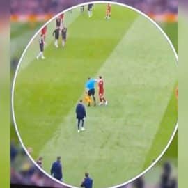 Video: Arbitro le da un codazo en la cara a Andrew Robertson jugador del Liverpool