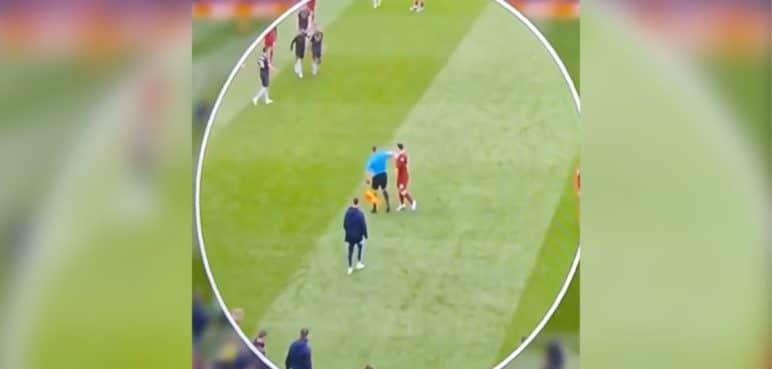 Video: Arbitro le da un codazo en la cara a Andrew Robertson jugador del Liverpool