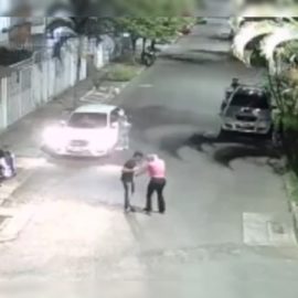 Video: Motoladrones robaron a los ocupantes de un vehículo en el barrio Calicanto