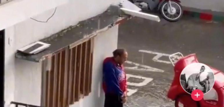 Video: Vendedor de helados que se estaba mojando recibió ayuda de un ciudadano